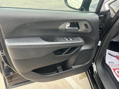 Used 2025 Chrysler Pacifica Select FWD image 9