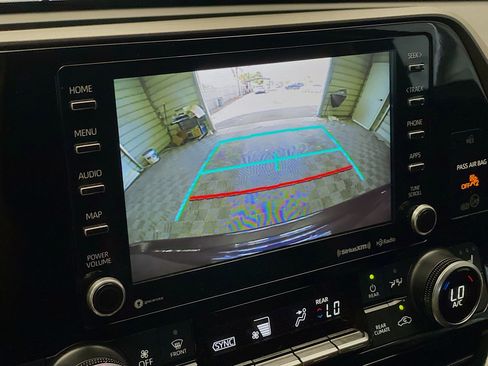 Used 2021 Toyota Highlander XLE AWD/4WD image 9