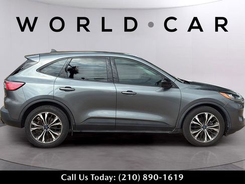 Used 2022 Ford Escape SE w/ SE Sport Appearance Package FWD image 4