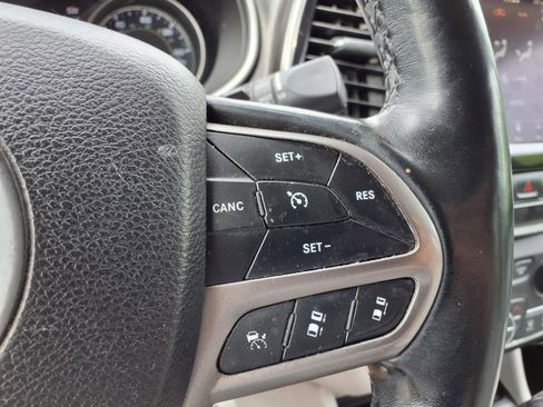 Used 2019 Jeep Cherokee Limited w/ Technology Group image 30