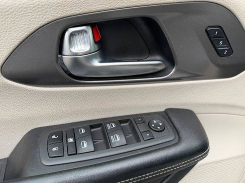 Used 2022 Chrysler Pacifica Touring-L image 24