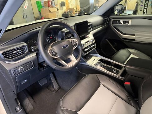 Used 2022 Ford Explorer XLT w/ Equipment Group 202A AWD/4WD image 34
