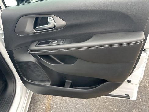 New 2026 Chrysler Pacifica Select image 30