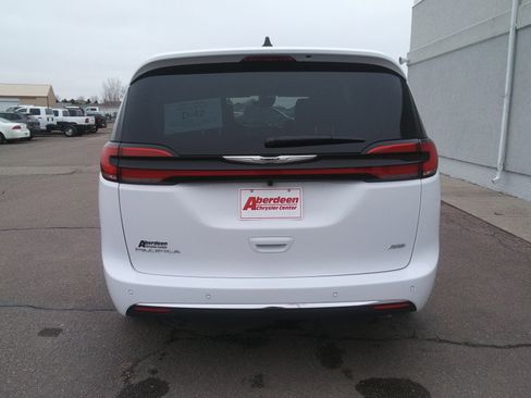 New 2026 Chrysler Pacifica Select image 6