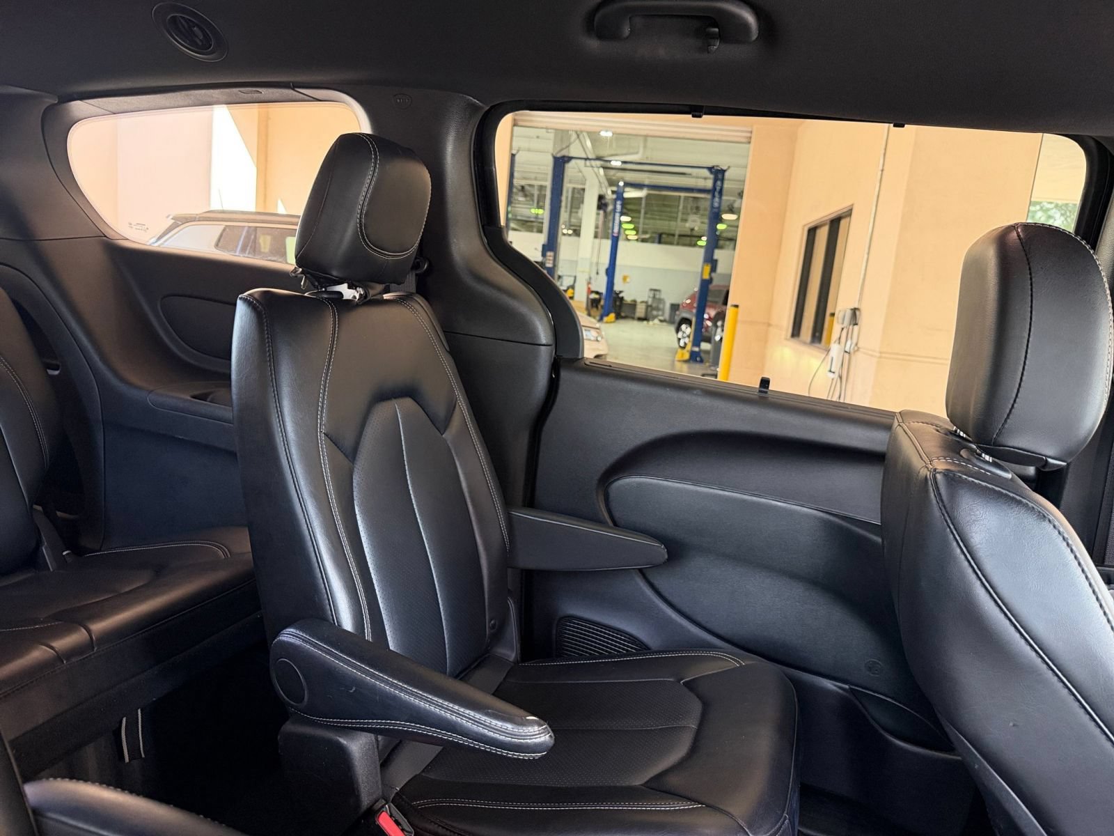 Used 2025 Chrysler Pacifica Select FWD image 35