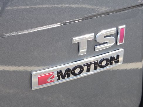 Used 2018 Volkswagen Tiguan SEL AWD/4WD image 19
