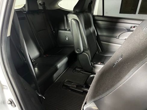 Used 2020 Toyota Highlander XLE image 23