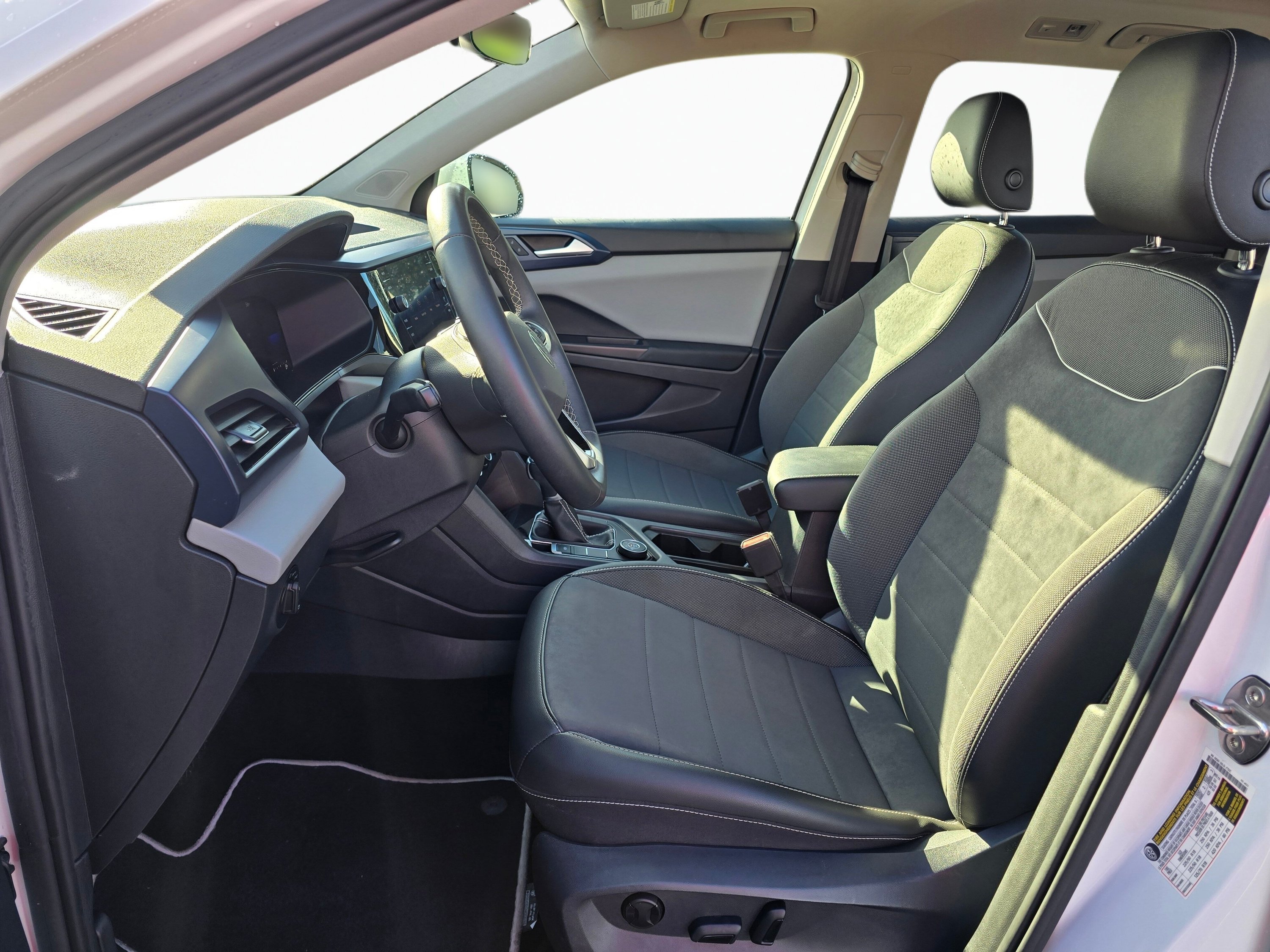 Used 2023 Volkswagen Taos SE w/ Panoramic Sunroof Package AWD/4WD image 12