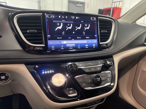 Used 2023 Chrysler Pacifica Touring-L FWD image 18