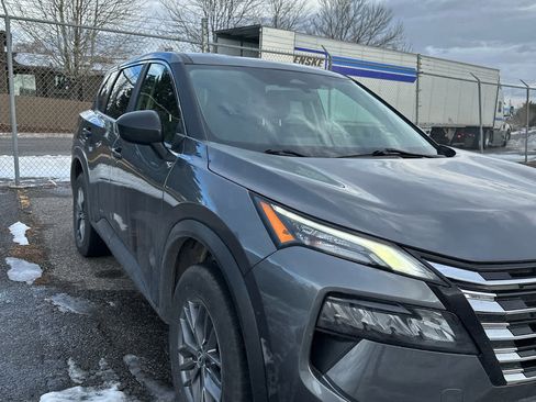 Used 2024 Nissan Rogue S image 6