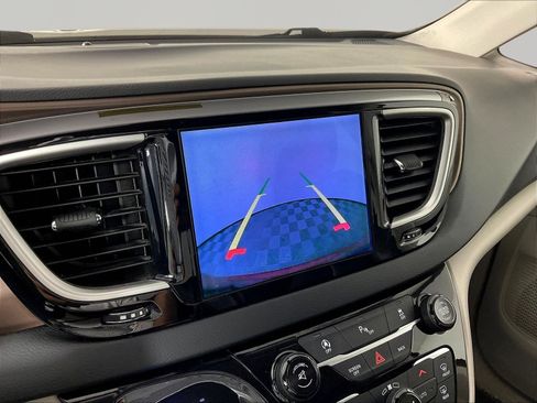 Used 2017 Chrysler Pacifica Touring-L FWD image 14
