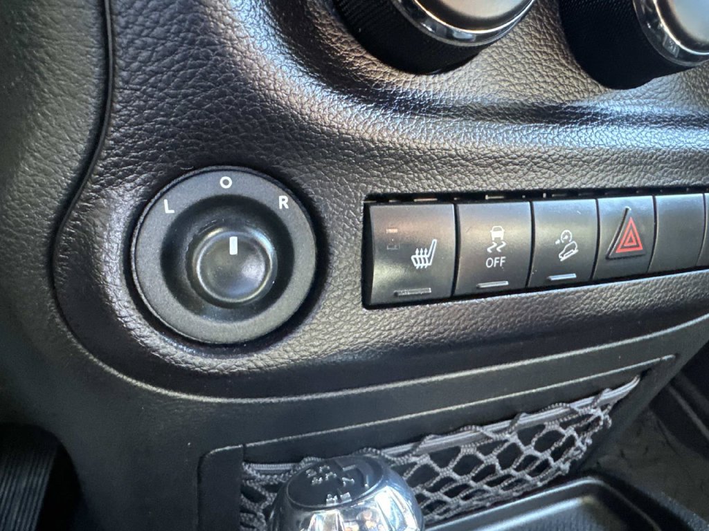 Used 2015 Jeep Wrangler Unlimited Rubicon AWD/4WD image 47