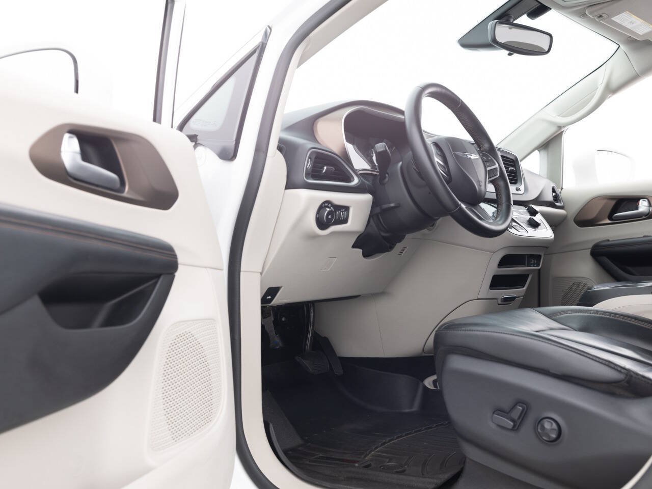 Used 2017 Chrysler Pacifica Touring-L FWD image 24