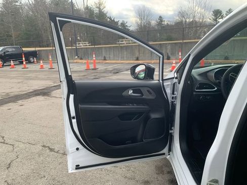 Used 2025 Chrysler Pacifica Select image 18