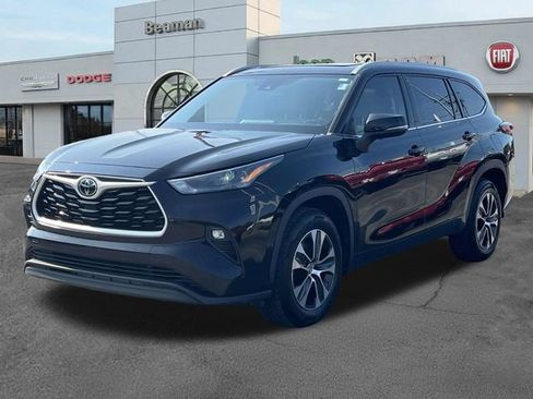 Used 2022 Toyota Highlander XLE FWD image 3