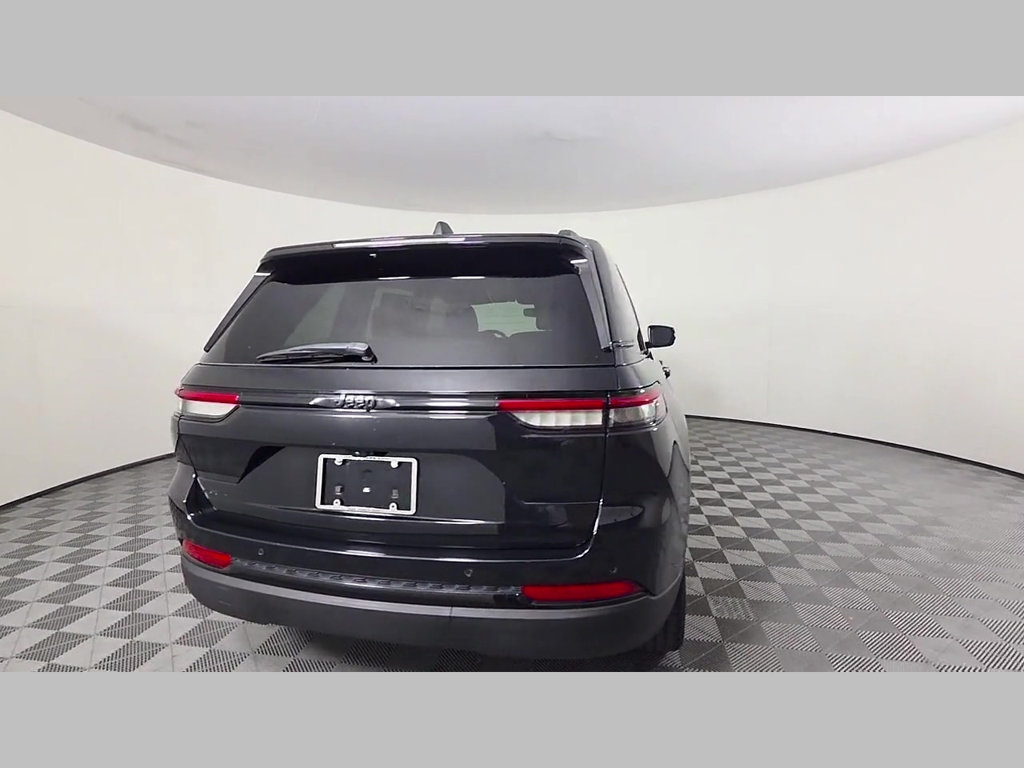 Used 2023 Jeep Grand Cherokee Altitude AWD/4WD image 7
