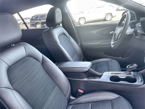 Used 2025 Buick Envista Preferred w/ Advanced Safety Package image 17