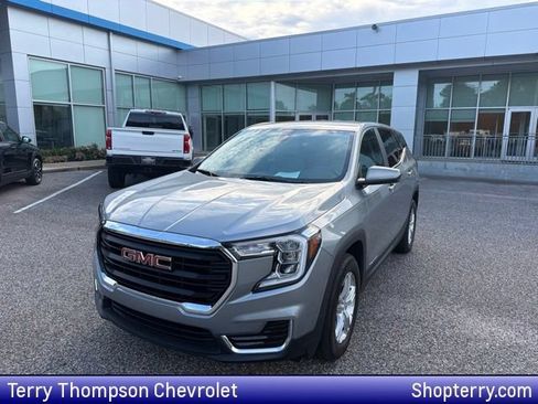 Used 2024 GMC Terrain SLE FWD image 1