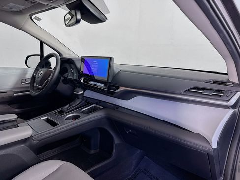 Used 2025 Toyota Sienna XLE w/ XLE Plus Package image 32