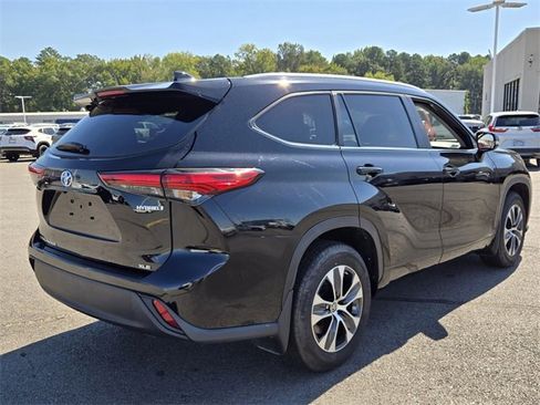 Used 2023 Toyota Highlander XLE image 3