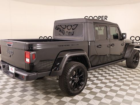 Used 2025 Jeep Gladiator Sport AWD/4WD image 19