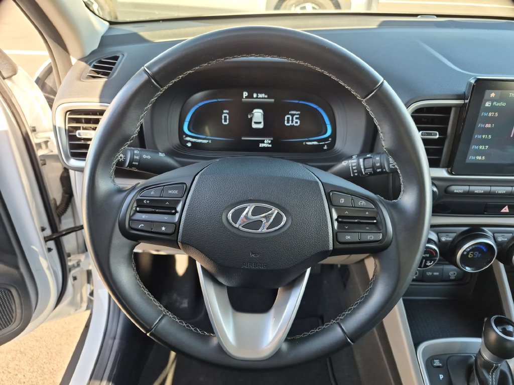 Used 2025 Hyundai Venue SEL FWD image 23