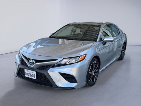 Used 2018 Toyota Camry SE FWD image 1