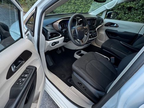 Used 2017 Chrysler Pacifica LX image 8