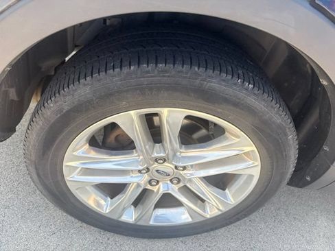 Used 2017 Ford Explorer XLT w/ Equipment Group 202A FWD image 8