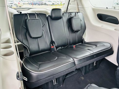 Used 2023 Chrysler Pacifica Limited image 33