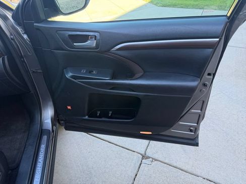 Used 2016 Toyota Highlander Limited FWD image 23