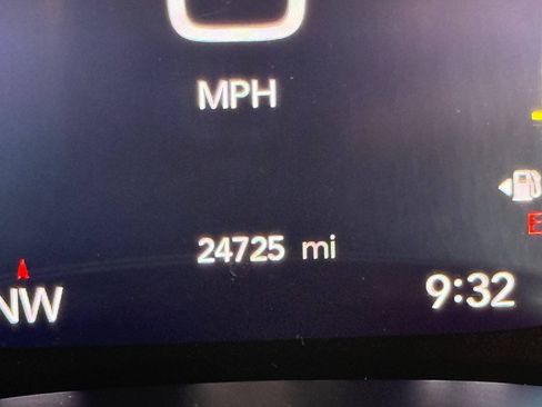 Used 2024 Chrysler Pacifica Touring FWD image 13