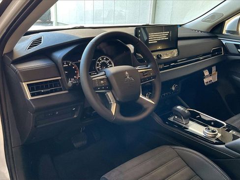 New 2026 Mitsubishi Outlander SE image 6
