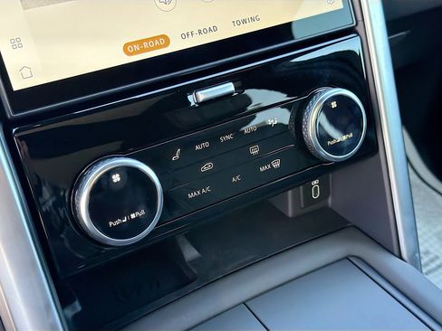 New 2026 Land Rover Discovery Dynamic SE image 35