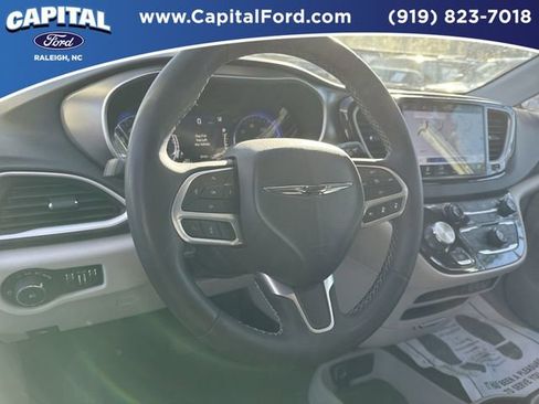 Used 2024 Chrysler Pacifica Touring-L image 23