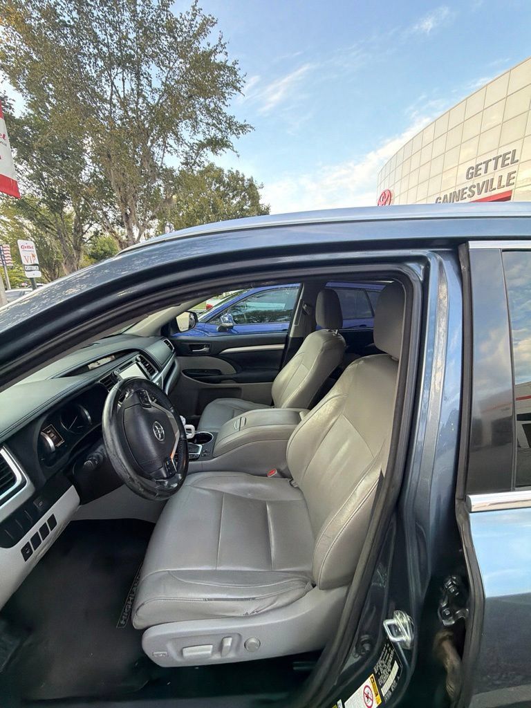 Used 2015 Toyota Highlander XLE FWD image 6