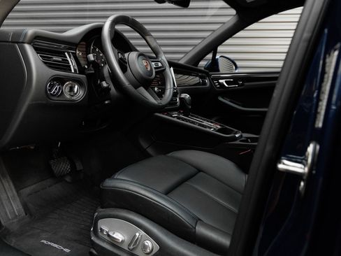 Certified 2025 Porsche Macan AWD/4WD image 4