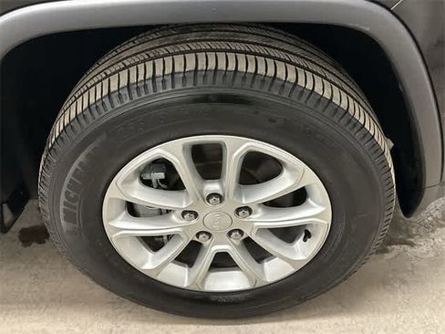 Used 2021 Jeep Grand Cherokee Laredo X image 5