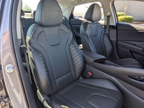 Used 2025 Hyundai Elantra Limited image 20