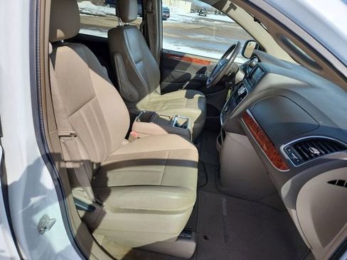 Used 2016 Chrysler Town & Country Touring image 25