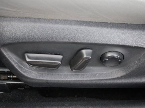 Used 2019 Toyota Avalon Limited image 6