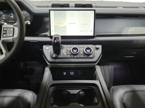 New 2024 Land Rover Defender 110 SE image 27