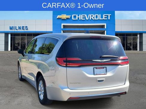 Used 2024 Chrysler Pacifica Touring-L FWD image 3