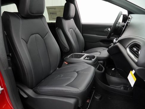 Certified 2025 Chrysler Pacifica Select image 41