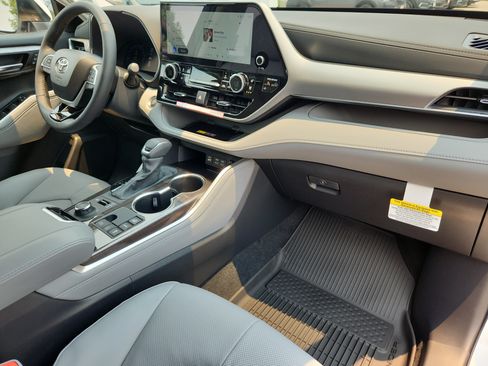 New 2026 Toyota Highlander Platinum AWD/4WD image 16