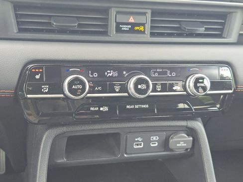Used 2025 Honda Pilot Sport image 21