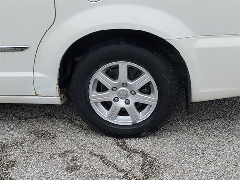 Used 2011 Chrysler Town & Country Touring image 8