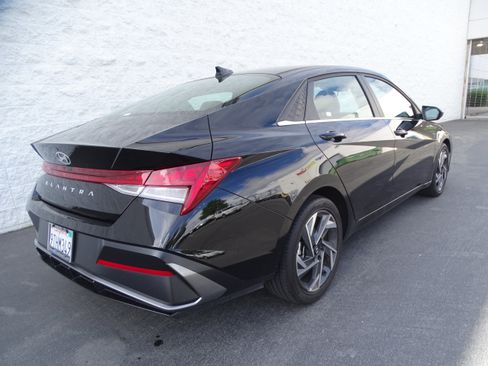 Used 2025 Hyundai Elantra SEL image 4