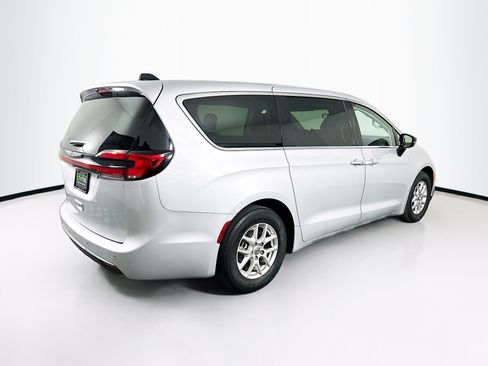 Used 2024 Chrysler Pacifica Touring-L image 9