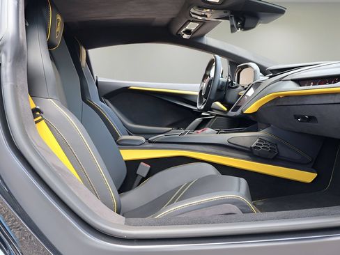 Used 2025 Lamborghini Revuelto AWD/4WD image 12